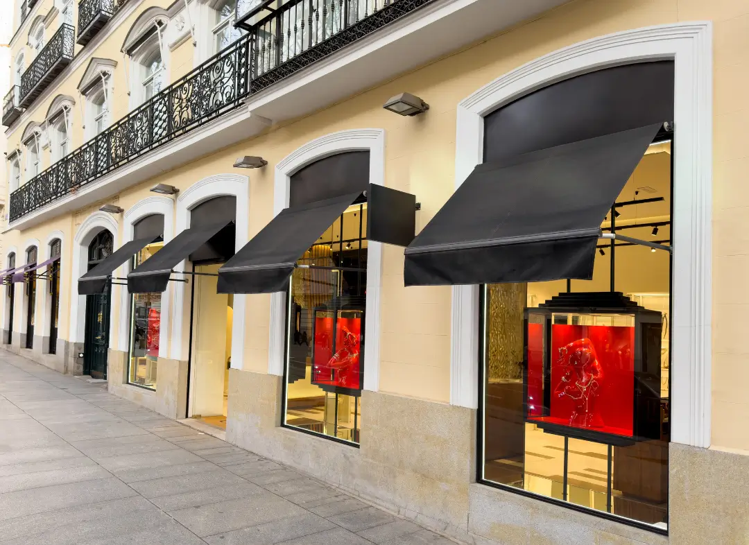 Façade vitrine de magasin en aluminium sur mesure à Vire Normandie